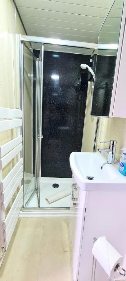 Spacious Ensuite In Centre - Five Star Amenities - Excellent Location * EDI
